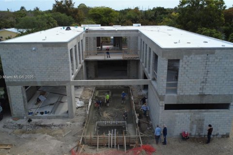 House in Miami, Florida 6 bedrooms, 891.86 sq.m. № 2022993 - photo 6
