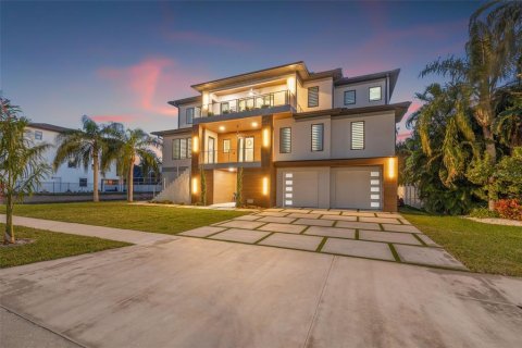 Casa en venta en Saint Petersburg, Florida, 5 dormitorios, 382.48 m2 № 1680496 - foto 1