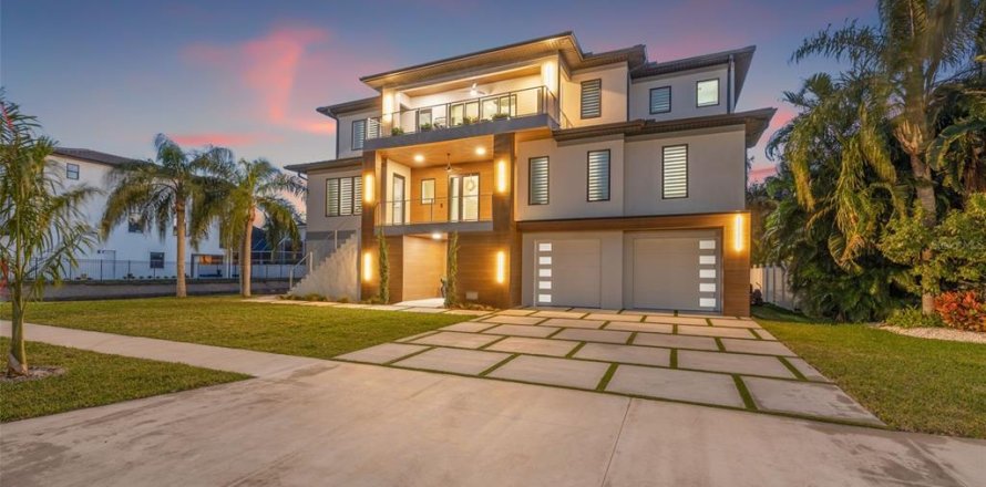 Casa en Saint Petersburg, Florida 5 dormitorios, 382.48 m2 № 1680496