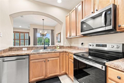 Townhouse in Land O' Lakes, Florida 3 bedrooms, 167.41 sq.m. № 2316474 - photo 10
