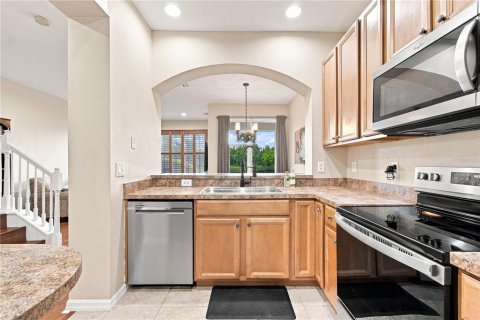 Townhouse in Land O' Lakes, Florida 3 bedrooms, 167.41 sq.m. № 2316474 - photo 8