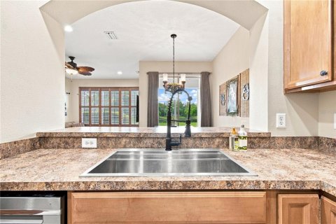 Townhouse in Land O' Lakes, Florida 3 bedrooms, 167.41 sq.m. № 2316474 - photo 9