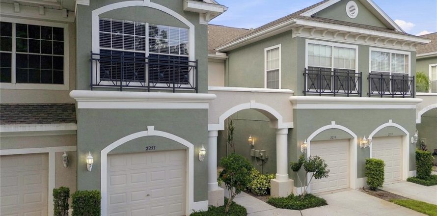 Townhouse in Land O' Lakes, Florida 3 bedrooms, 167.41 sq.m. № 2316474