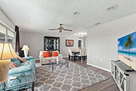 House in Punta Gorda, Florida 2 bedrooms, 158.4 sq.m. № 2258230 - photo 9