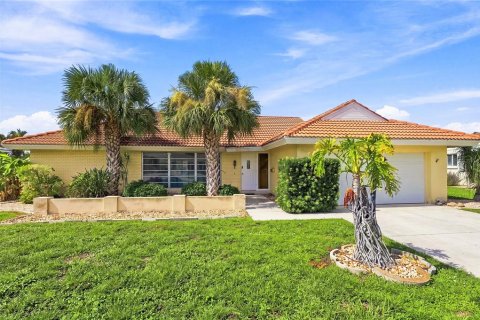 House in Punta Gorda, Florida 2 bedrooms, 158.4 sq.m. № 2258230 - photo 2