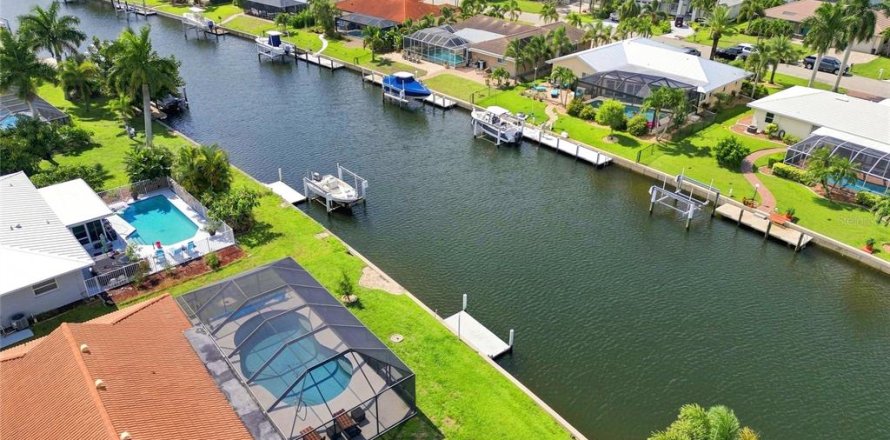 House in Punta Gorda, Florida 2 bedrooms, 158.4 sq.m. № 2258230