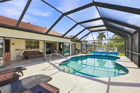 House in Punta Gorda, Florida 2 bedrooms, 158.4 sq.m. № 2258230 - photo 4