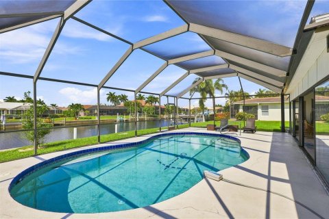 House in Punta Gorda, Florida 2 bedrooms, 158.4 sq.m. № 2258230 - photo 5