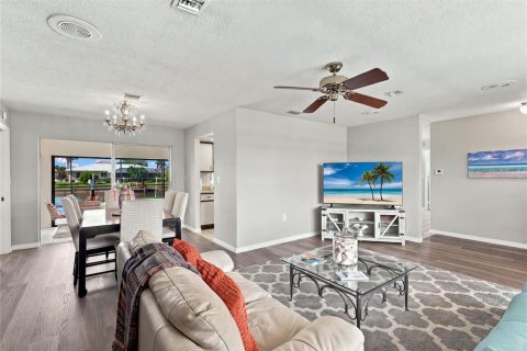 House in Punta Gorda, Florida 2 bedrooms, 158.4 sq.m. № 2258230 - photo 10