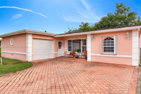 House in Miramar, Florida 3 bedrooms, 140.65 sq.m. № 2007897 - photo 3