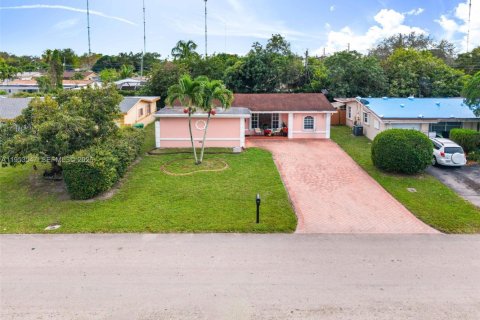 House in Miramar, Florida 3 bedrooms, 140.65 sq.m. № 2007897 - photo 26