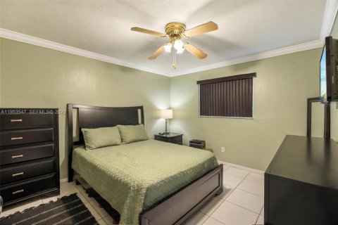 House in Miramar, Florida 3 bedrooms, 140.65 sq.m. № 2007897 - photo 23