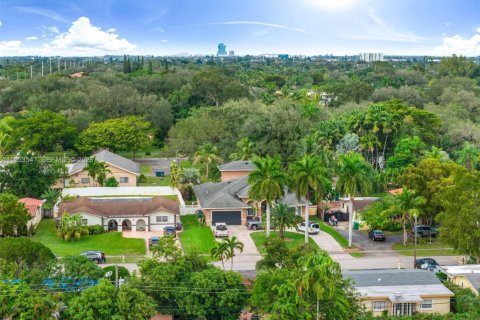 House in Miramar, Florida 3 bedrooms, 140.65 sq.m. № 2007897 - photo 29