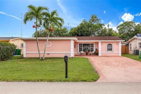 House in Miramar, Florida 3 bedrooms, 140.65 sq.m. № 2007897 - photo 2