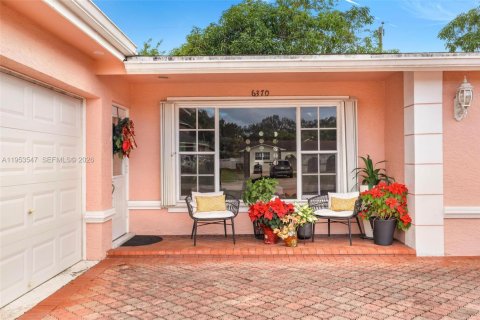 House in Miramar, Florida 3 bedrooms, 140.65 sq.m. № 2007897 - photo 4