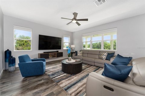 House in Orlando, Florida 5 bedrooms, 318.56 sq.m. № 1745072 - photo 23