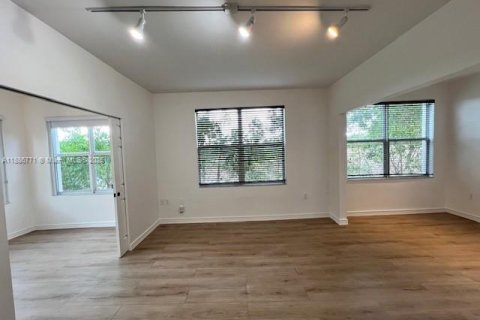 Copropriété à louer à Miami, Floride: 2 chambres, 70.51 m2 № 1983422 - photo 2