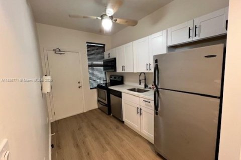 Copropriété à louer à Miami, Floride: 2 chambres, 70.51 m2 № 1983422 - photo 10