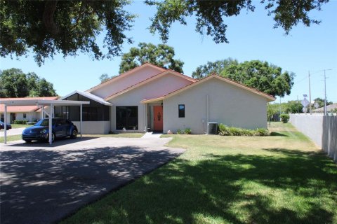 House in Clearwater, Florida 2 bedrooms, 117.99 sq.m. № 2202729