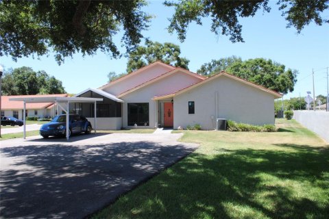 House in Clearwater, Florida 2 bedrooms, 117.99 sq.m. № 2202729 - photo 2