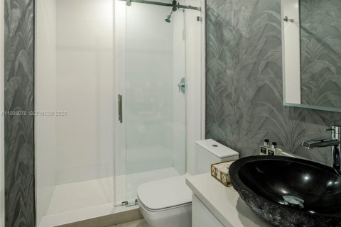 House in Miami, Florida 4 bedrooms, 228.54 sq.m. № 2062583 - photo 25