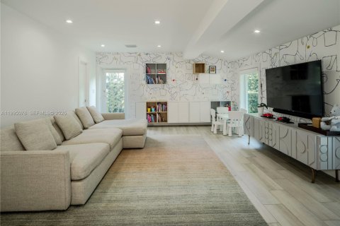 House in Miami, Florida 4 bedrooms, 228.54 sq.m. № 2062583 - photo 20