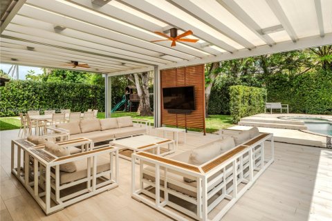 House in Miami, Florida 4 bedrooms, 228.54 sq.m. № 2062583 - photo 8