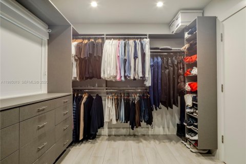 House in Miami, Florida 4 bedrooms, 228.54 sq.m. № 2062583 - photo 19