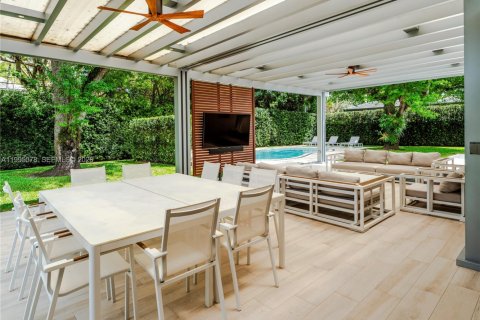 House in Miami, Florida 4 bedrooms, 228.54 sq.m. № 2062583 - photo 3