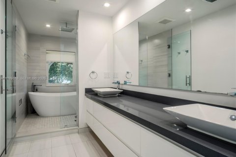House in Miami, Florida 4 bedrooms, 228.54 sq.m. № 2062583 - photo 17