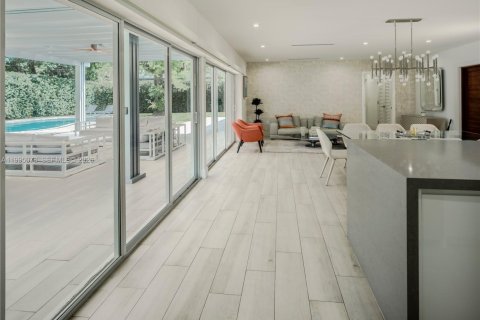 House in Miami, Florida 4 bedrooms, 228.54 sq.m. № 2062583 - photo 10
