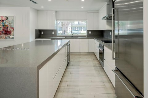 House in Miami, Florida 4 bedrooms, 228.54 sq.m. № 2062583 - photo 15