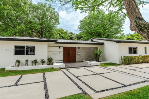 House in Miami, Florida 4 bedrooms, 228.54 sq.m. № 2062583 - photo 1