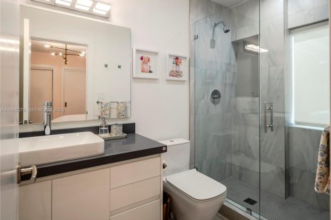 House in Miami, Florida 4 bedrooms, 228.54 sq.m. № 2062583 - photo 24