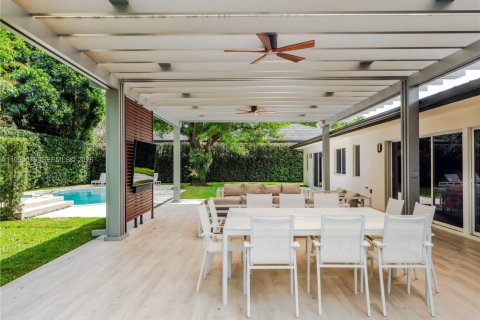 House in Miami, Florida 4 bedrooms, 228.54 sq.m. № 2062583 - photo 27
