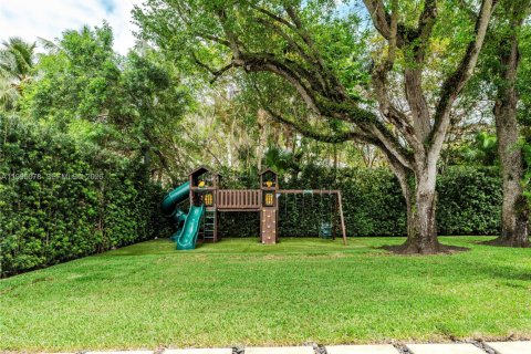 House in Miami, Florida 4 bedrooms, 228.54 sq.m. № 2062583 - photo 4