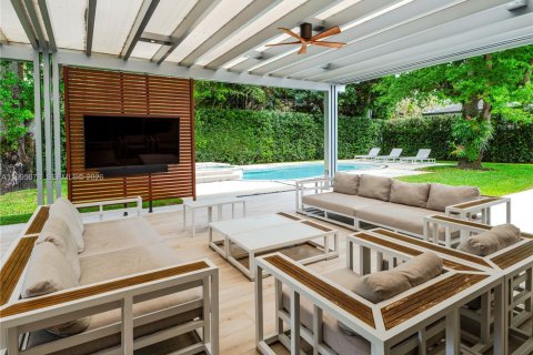 House in Miami, Florida 4 bedrooms, 228.54 sq.m. № 2062583 - photo 5