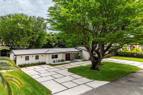 House in Miami, Florida 4 bedrooms, 228.54 sq.m. № 2062583 - photo 12