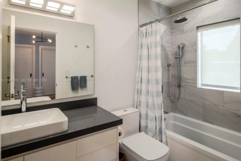 House in Miami, Florida 4 bedrooms, 228.54 sq.m. № 2062583 - photo 23
