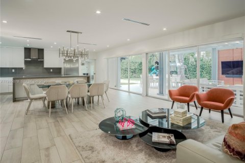 House in Miami, Florida 4 bedrooms, 228.54 sq.m. № 2062583 - photo 14