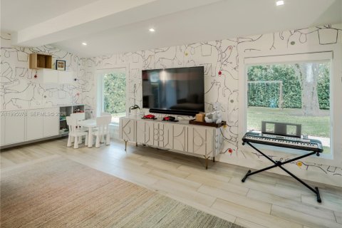 House in Miami, Florida 4 bedrooms, 228.54 sq.m. № 2062583 - photo 26