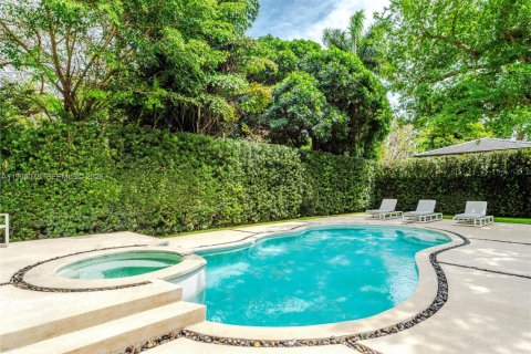 House in Miami, Florida 4 bedrooms, 228.54 sq.m. № 2062583 - photo 9