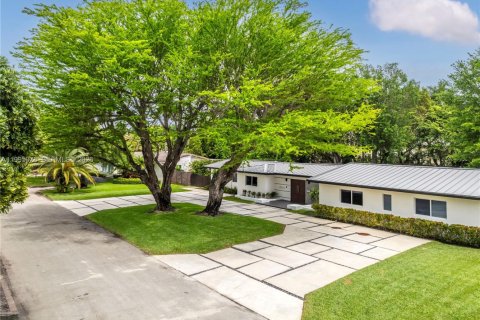 House in Miami, Florida 4 bedrooms, 228.54 sq.m. № 2062583 - photo 11