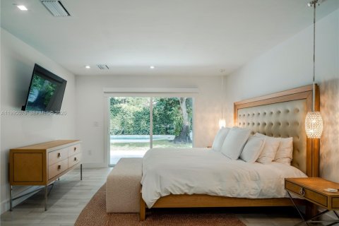 House in Miami, Florida 4 bedrooms, 228.54 sq.m. № 2062583 - photo 16