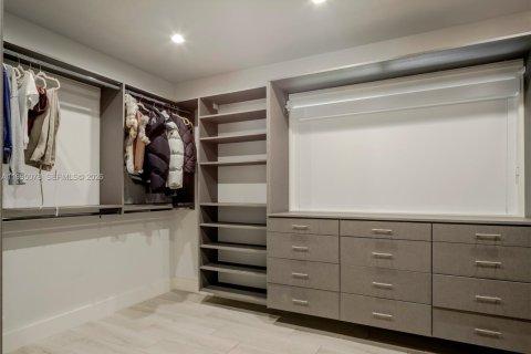 House in Miami, Florida 4 bedrooms, 228.54 sq.m. № 2062583 - photo 18