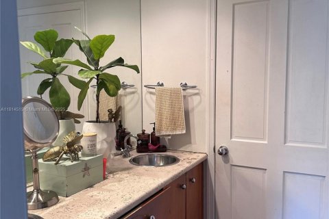 Casa en venta en Miami, Florida, 3 dormitorios, 176.7 m2 № 1977564 - foto 8