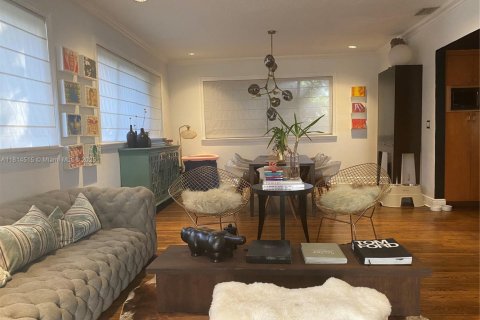 Casa en venta en Miami, Florida, 3 dormitorios, 176.7 m2 № 1977564 - foto 4