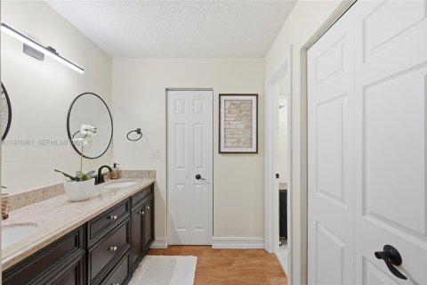 Купить виллу или дом в Тамарак, Флорида 2 спальни, 112.97м2, № 2043070 - фото 22