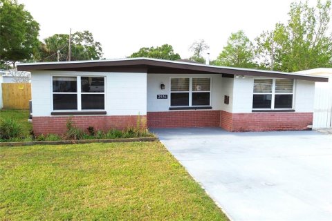 House in Saint Petersburg, Florida 3 bedrooms, 124.12 sq.m. № 1609130 - photo 1