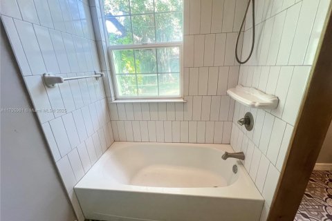 Villa ou maison à louer à Miami, Floride: 2 chambres, 140 m2 № 1668015 - photo 9